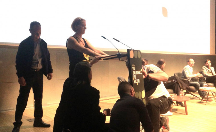 Una activista interrumpe un acto en Barcelona con Yolanda Díaz, Garzón y Colau