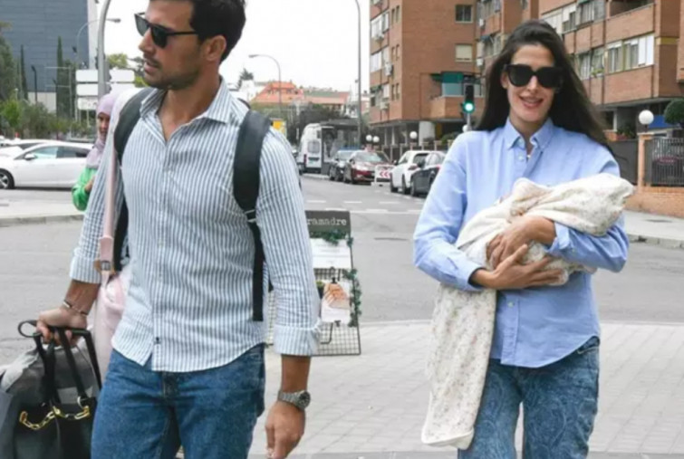 Lidia Torrent y Jaime Astrain, ya en casa con su hija recién nacida, Elsa