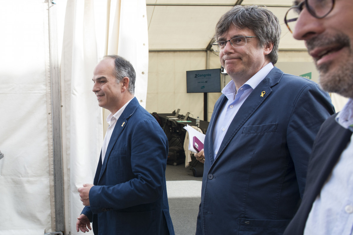Archivo - El expresidente de la Generalitat Carles Puigdemont y el exconseller Jordi Turull llegan al Congreso de Junts