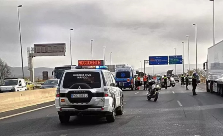 Un conductor dado a la fuga choca contra cuatro vehículos en Granada