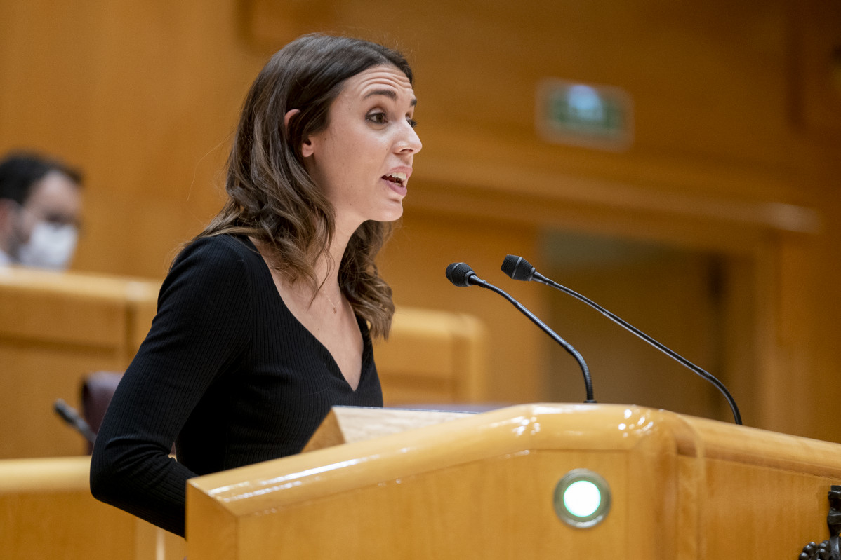 La ministra de Igualdad, Irene Montero, interviene en una sesión de control al Gobierno en el Senado, a 8 de marzo de 2022, en Madrid (España). La guerra en Ucrania y sus derivadas económicas acapa