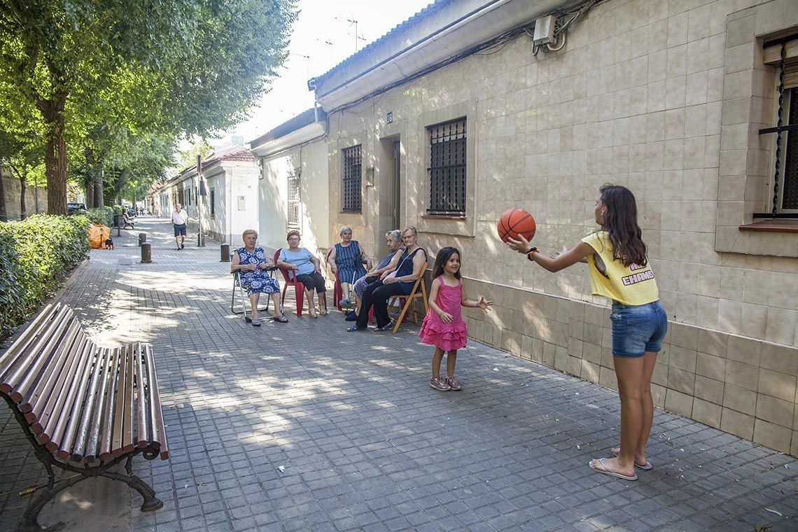 Vecinos en el barrio de Can Peguera.