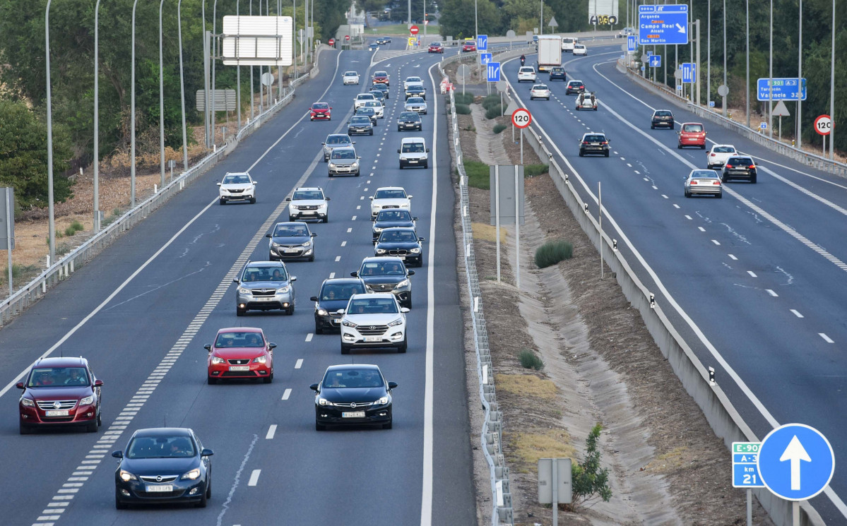 Archivo - Una fila de vehículos en una carretera
