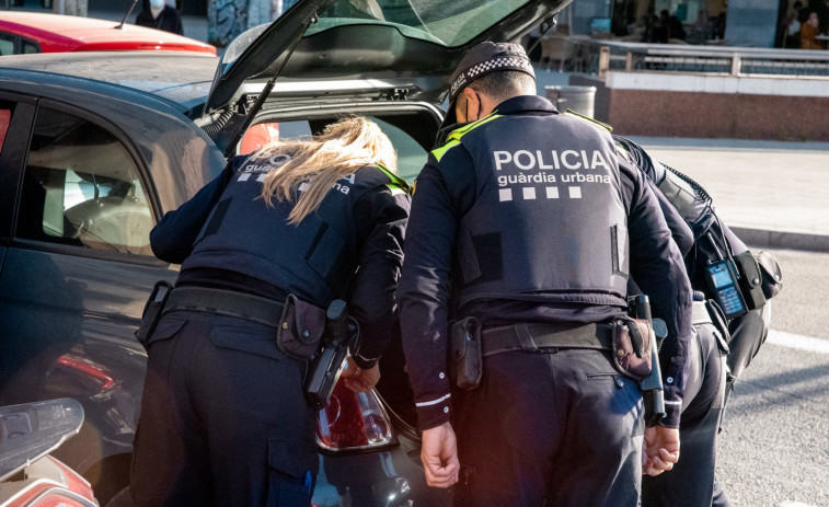 Encuentran más de 100 gramos de cocaína en un vehículo al detenerlo por una infracción de tráfico