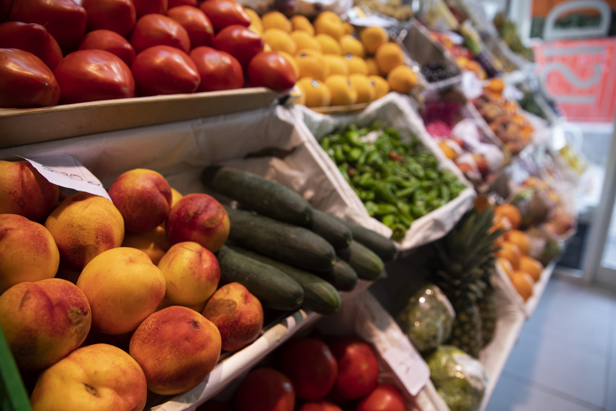 EuropaPress 4624582 detalle puesto frutas verduras mercado abastos 12 agosto 2022 sevilla