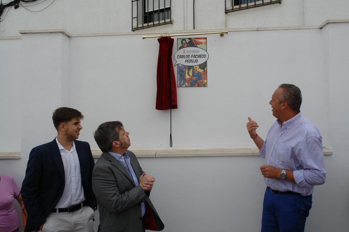 EuropaPress 4798663 carlos pacheco descubriendo placa calle tiene san roque
