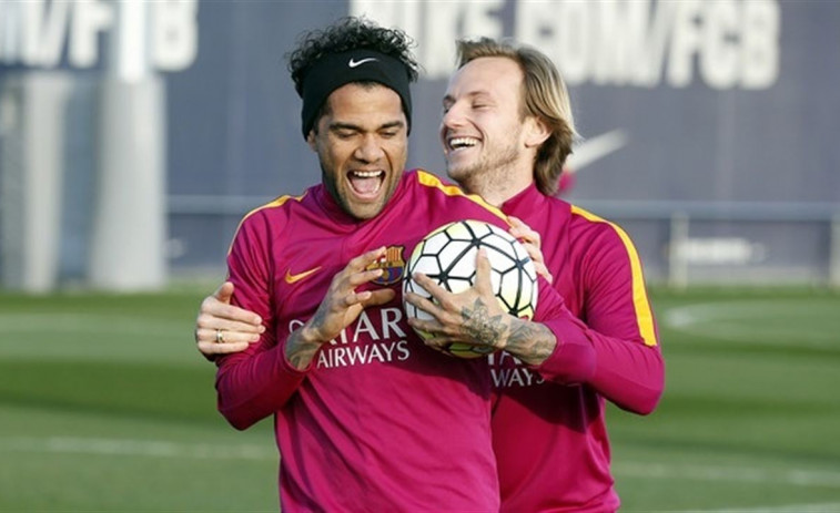 Rakitic y Alves viajan a Eibar
