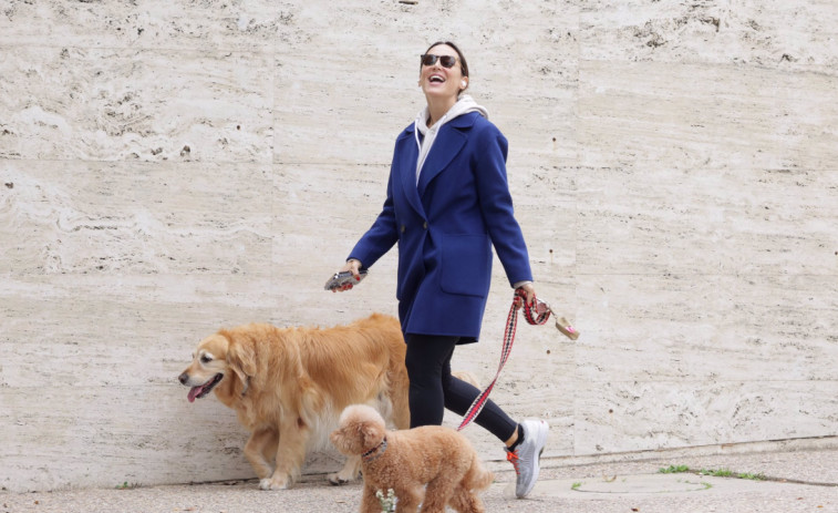 Tamara Falcó recupera la sonrisa durante un divertido paseo con sus mascotas