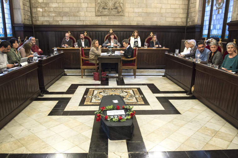 Policías locales de Girona llevan un féretro al Pleno del Ayuntamiento para constatar 