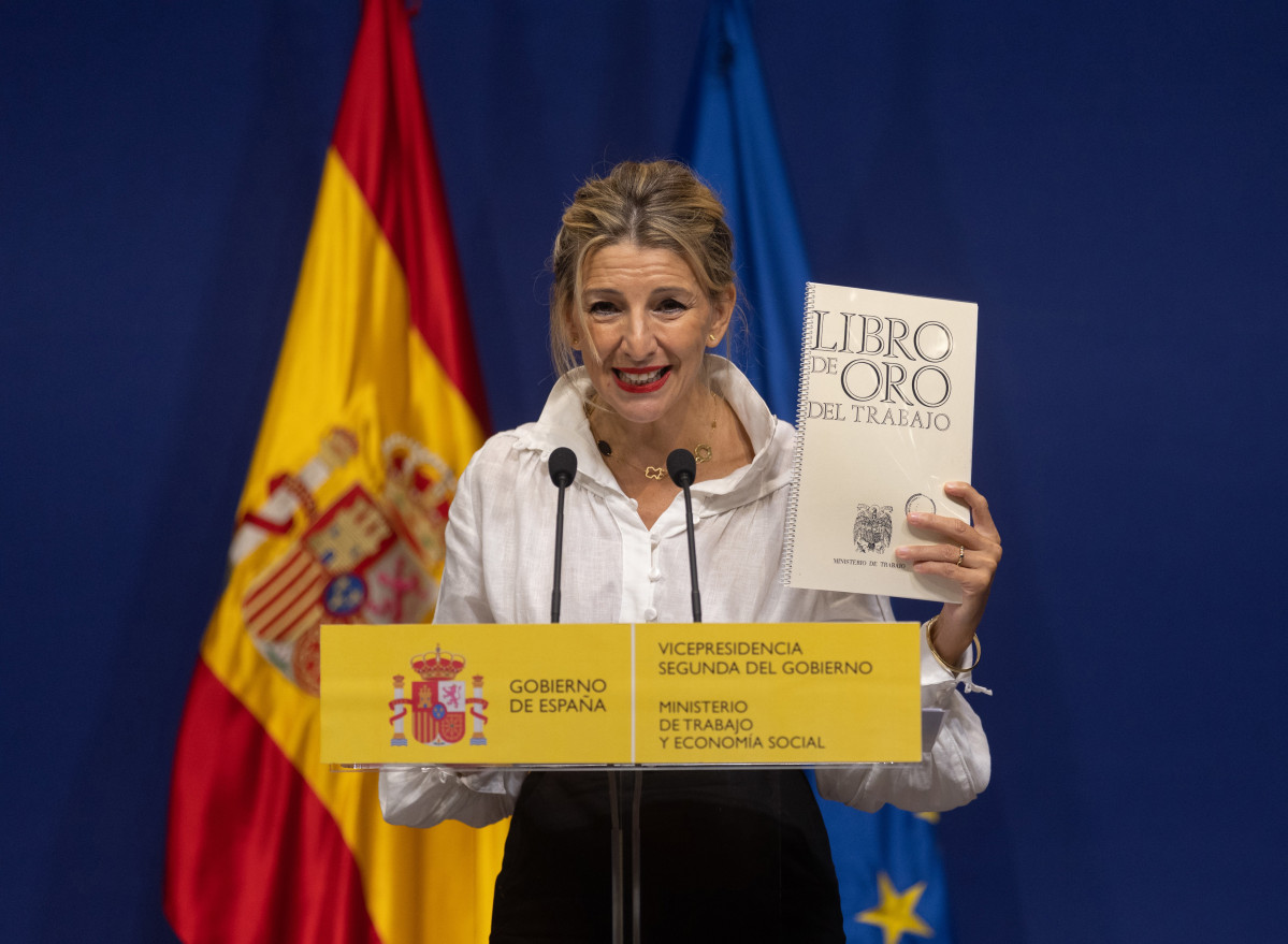 La vicepresidenta segunda y ministra de Trabajo y Economía Social, Yolanda Díaz, ofrece una rueda de prensa mientras muestra 'El Libro de Oro del Trabajo', en la sede del Ministerio, a 27 de octubre
