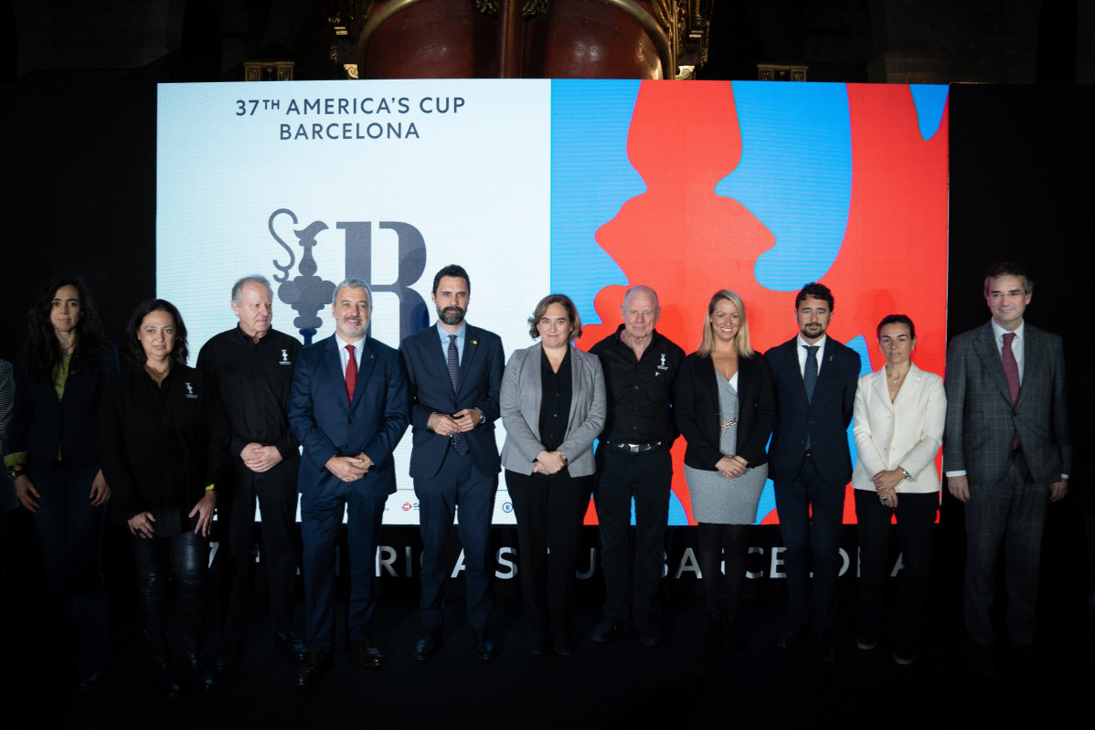 Jaume Collboni, Roger Torrent, Ada Colau, Grant Dalton, Maria Eugènia Gay y Damià Calvet junto a organizadores de la Copa América de Vela en la presentación de la 37 edición en el Museu Marítim.