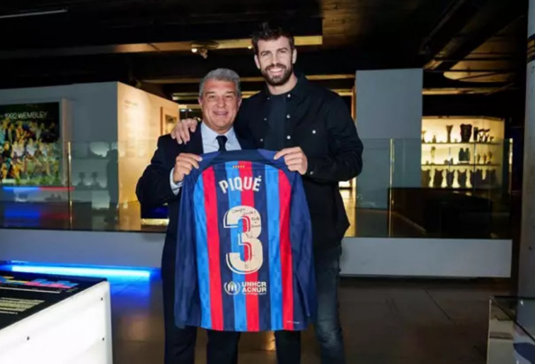 Piqué regala su última camiseta al museo del Barça