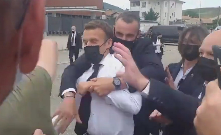 VÍDEO: Una mujer da una bofetada a Emmanuel Macron