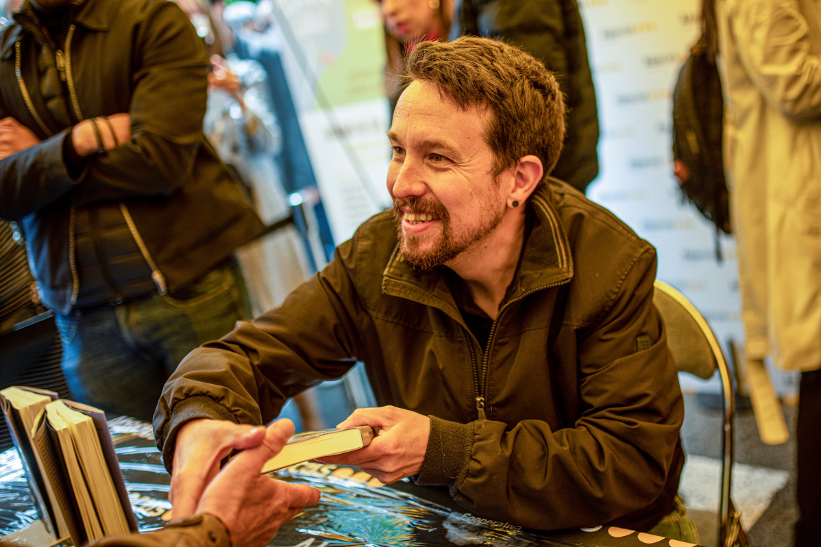 Archivo - El exvicepresidente del Gobierno y exlíder de Podemos, Pablo Iglesias, firma su libro en el mismo día que se celebra el Dia Internacional del Libro en la caseta de Casa del Libro, a 23 de 