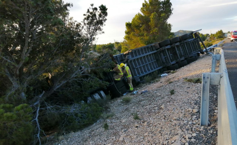 Vuelca un camión en la AP-7 por el viento a su paso por l'Hospitalet de l'Infant