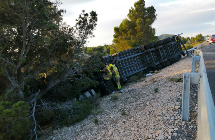 Vuelca un camión en la AP-7 por el viento a su paso por l'Hospitalet de l'Infant