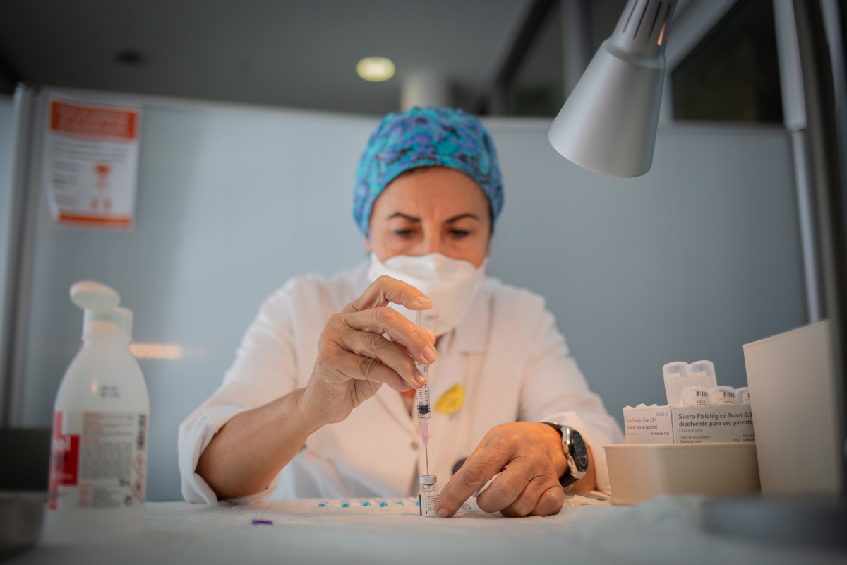 Archivo - Una enfermera prepara la vacuna Pfizer-BioNtech contra el COVID-19 antes de administrársela a un profesional sanitario en el Hospital de la Santa Creu i Sant Pau de Barcelona, Catalunya (Es
