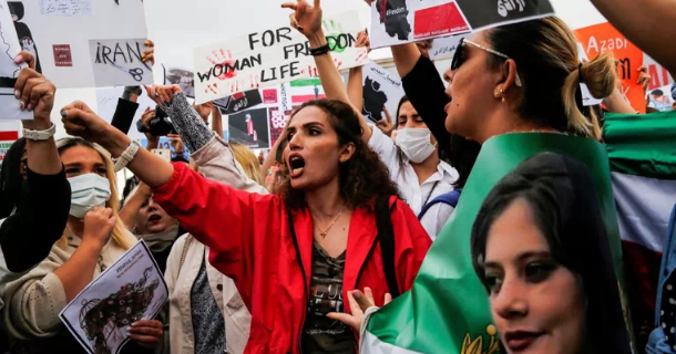 Irán revisa la ley del velo obligatorio en medio de las protestas en curso