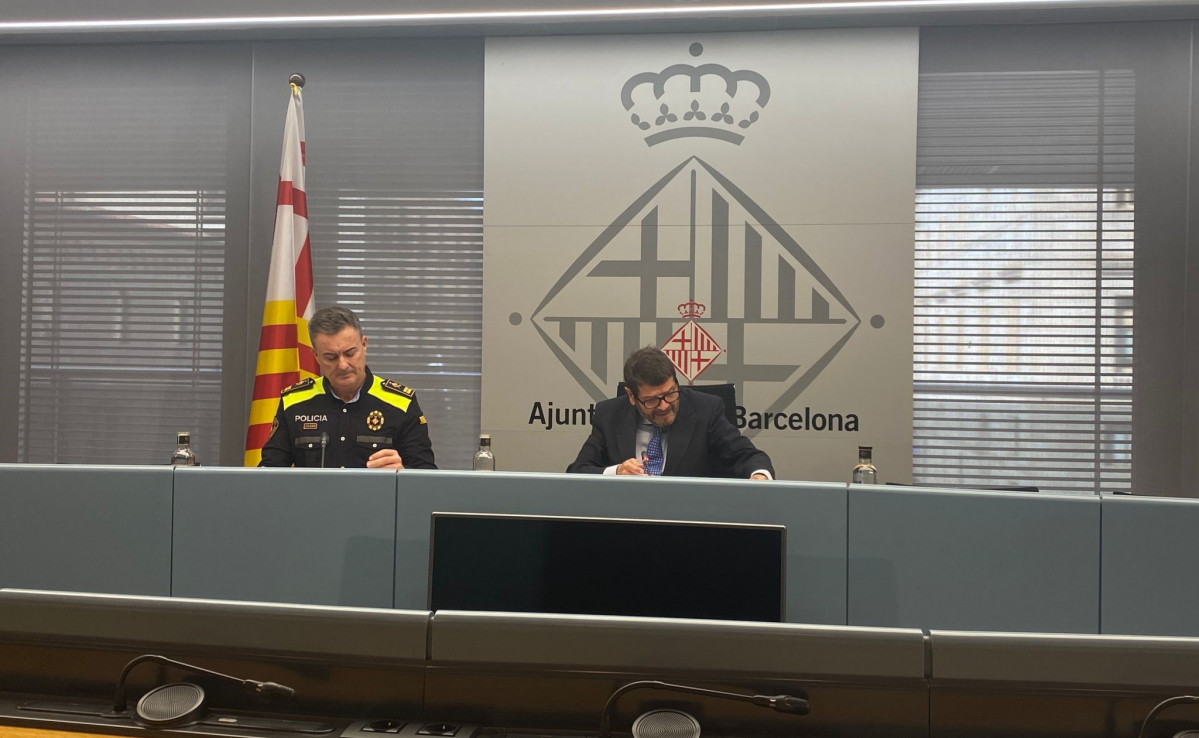 El intendente mayor de la Guardia Urbana, Pedro Velázquez, y el teniente de alcalde de Seguridad de Barcelona, Albert Batlle.