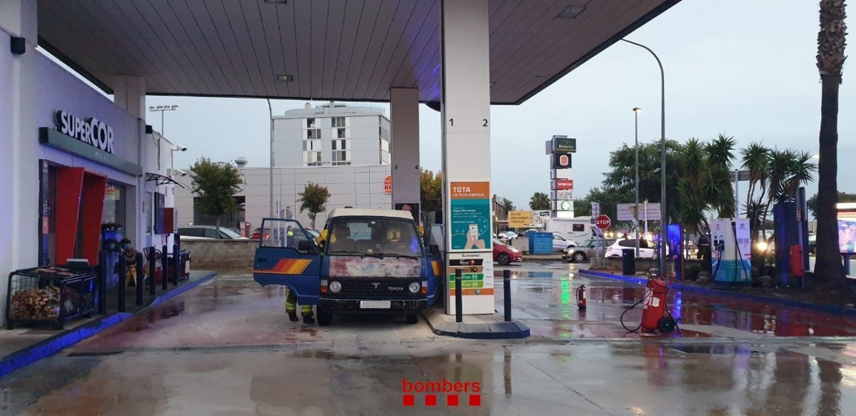 EuropaPress 4866621 coche quemado gasolinera cunit tarragona martes 13 diciembre 2022