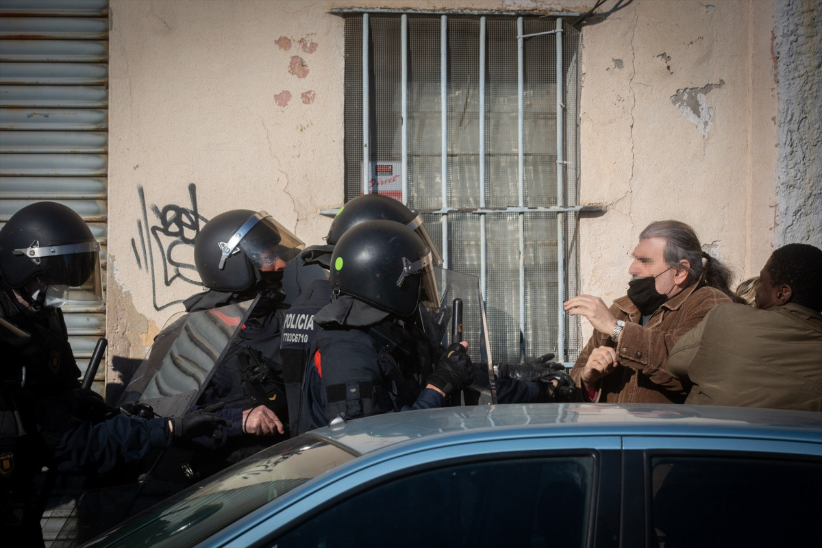 EuropaPress 4192028 varias personas intentar evitar desalojo parte policia nave industrial
