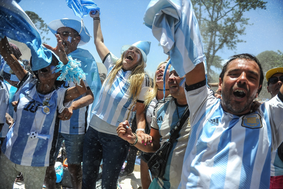 EuropaPress 4877877 miles argentinos miran final mundial qatar 2022 contra francia pantallas