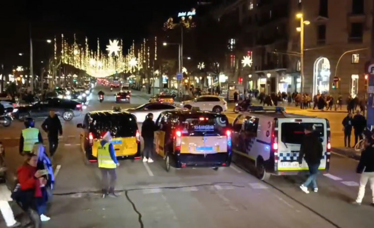 La Policía Local de Barcelona frena el desfile de Taxiluz