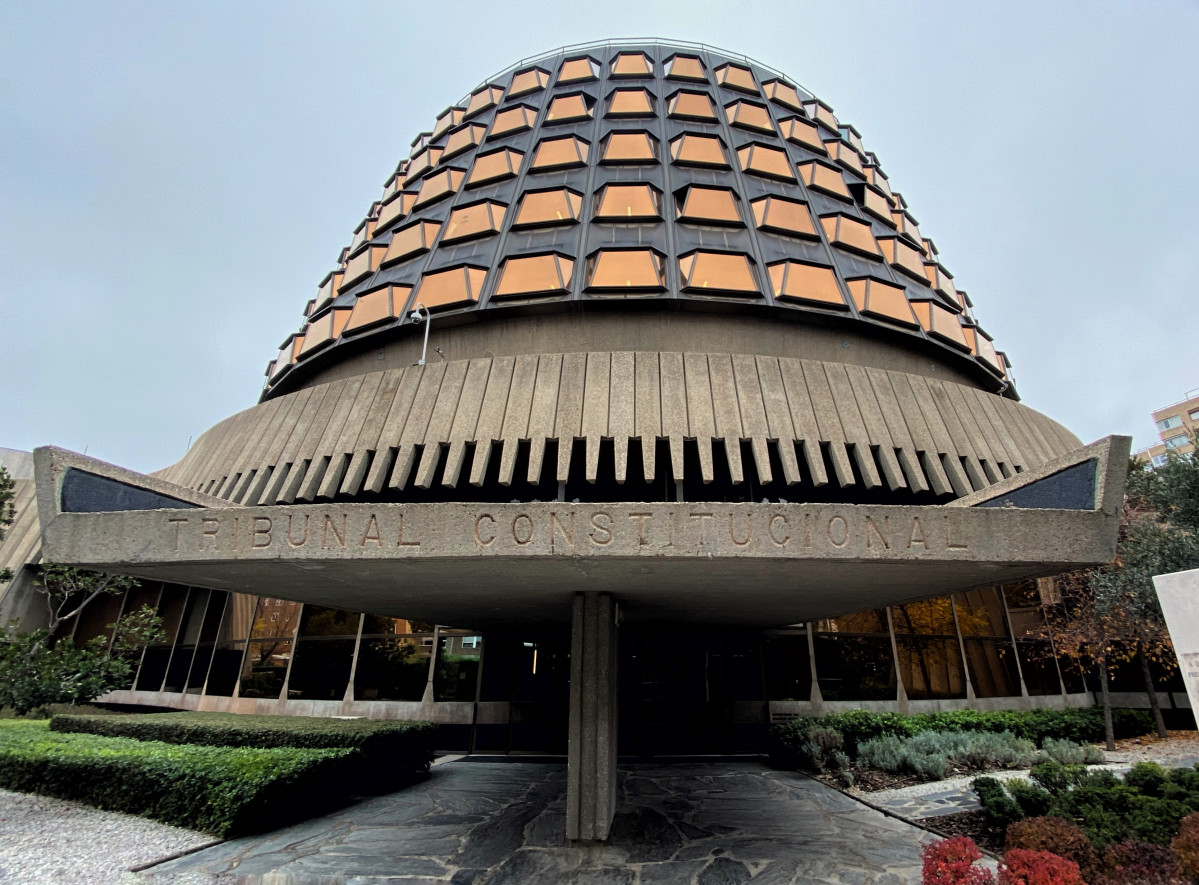 Archivo - Fachada y entrada al edificio del Tribunal Constitucional