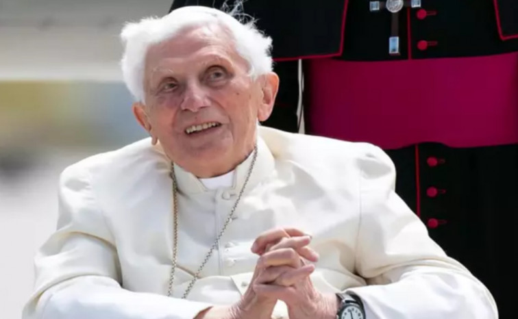 Benedicto XVI, muy enfermo: el Papa pide rezar por él