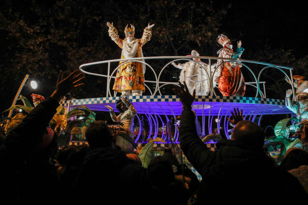 EuropaPress 4178837 reyes magos saludan cabalgata enero 2022 barcelona cataluna espana reyes