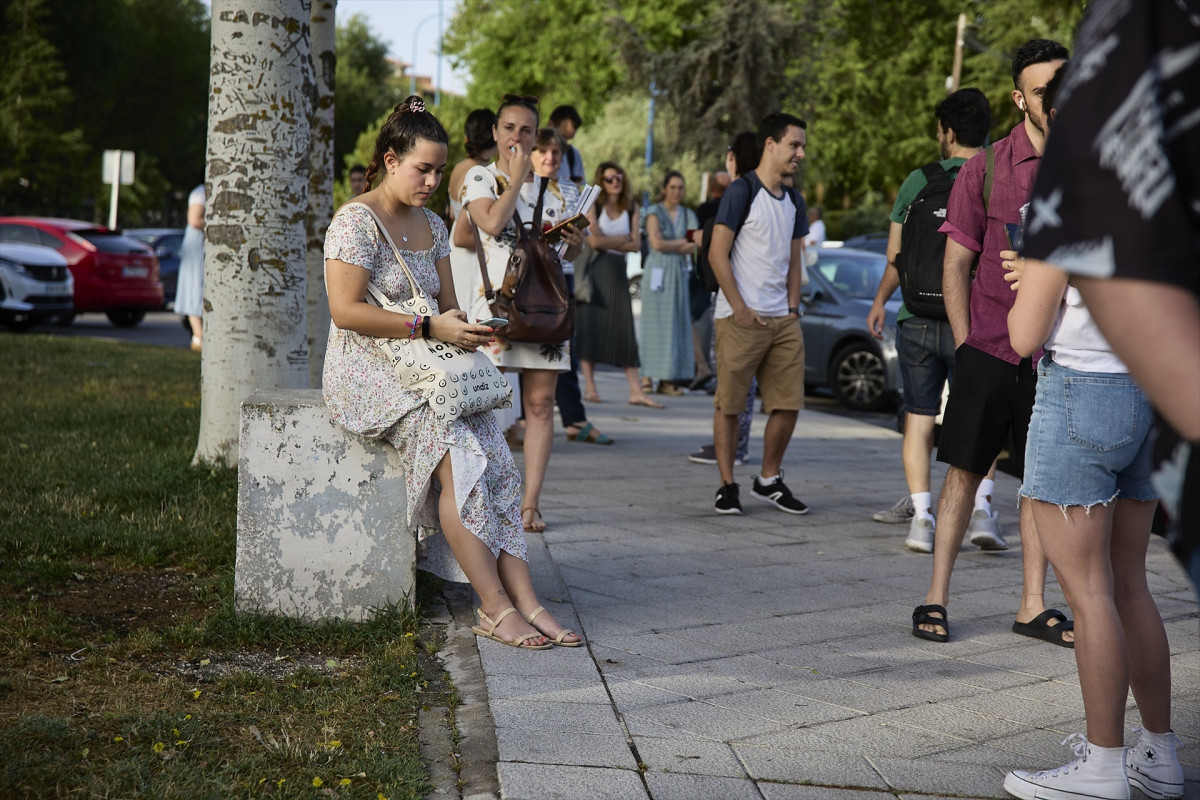 EuropaPress 4526608 varios opositores llegan realizar pruebas docentes ies butarque 18 junio