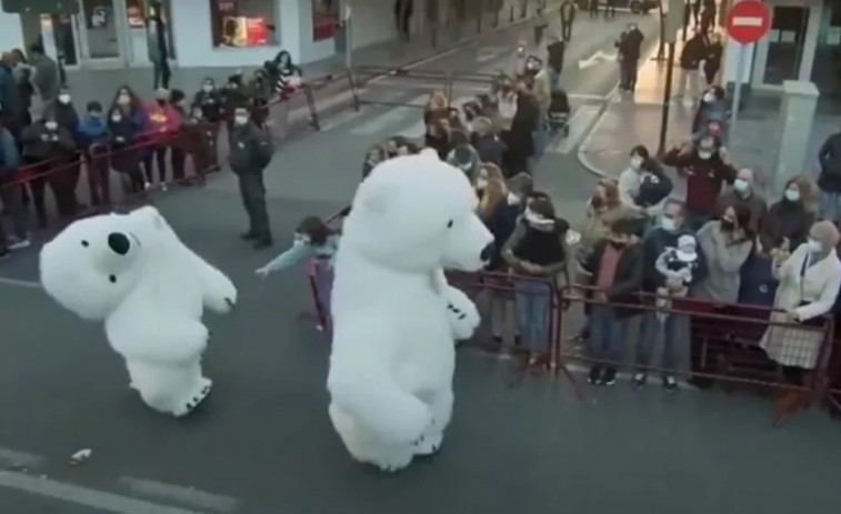El oso de la cabalgata de Cádiz reaparece plenamente recuperado