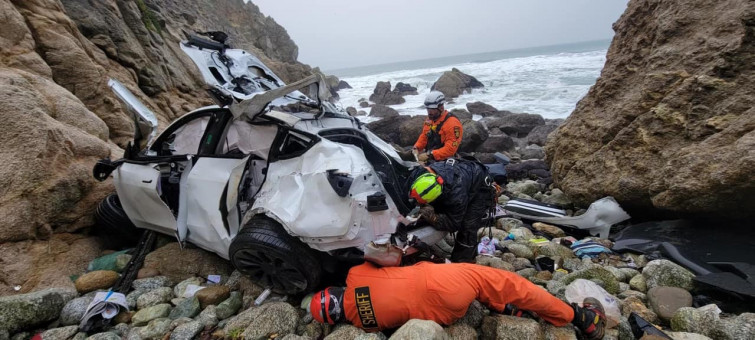 Un Tesla cae por un acantilado y sus integrantes salen vivos milagrosamente