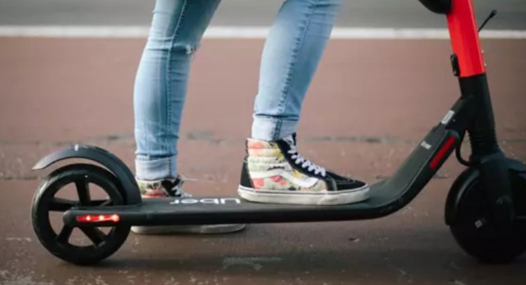 Muere un hombre tras chocar contra un autobús mientras iba en patinete en Barcelona