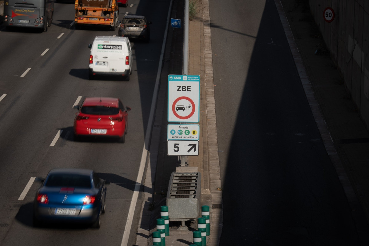 EuropaPress 4896616 cartel delimita zona bajas emisiones zbe 31 diciembre 2022 barcelona (1)