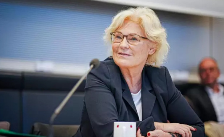Dimite la ministra alemana de Defensa tras su polémica felicitación de Fin de Año