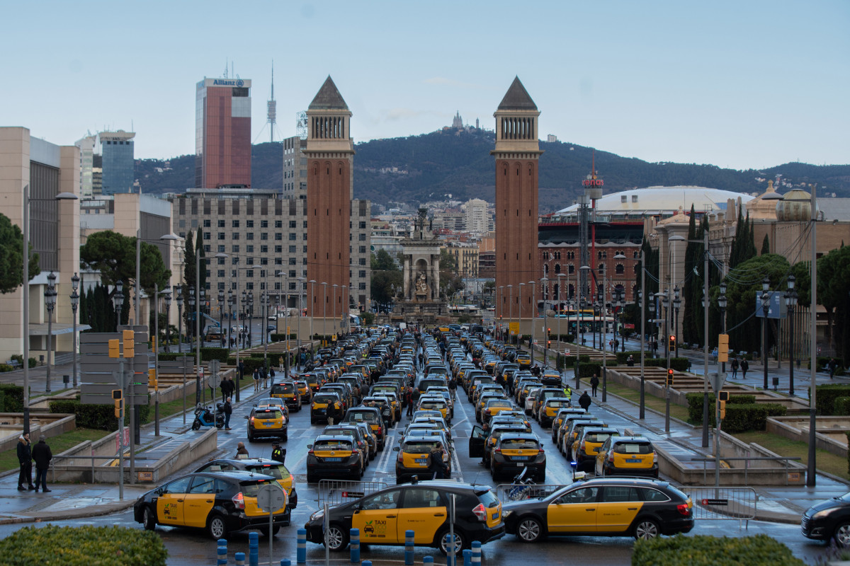 Centenares de taxis durante una movilización convocada por Élite Taxi y Stac ‘’en defensa de la tarifa regulada y en defensa de los usuarios’’, a 17 de enero de 2023, en Barcelona, Catalunya