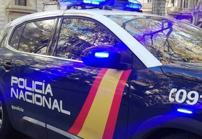 Un niño de 13 años apuñala a la madre de su novia por quitarle el móvil a su hija en Carabanchel
