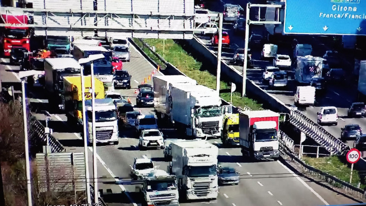 Un accidente entre tres camiones corta dos carriles en la AP-7 en Barberà del Vallès