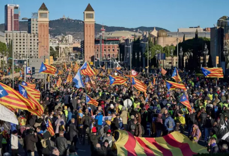 Unos 6.500 independentistas, según la Guardia Urbana, protestan contra la Cumbre Hispano-Francesa y abroncan a Oriol Junqueras