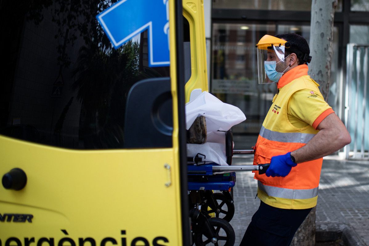 EuropaPress 2847101 tecnico sistema emergencias medicas sem generalitat cataluna mete camilla
