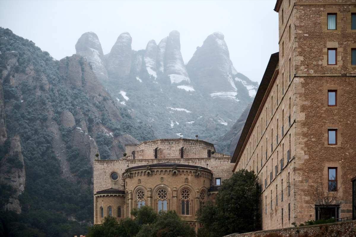 EuropaPress 4944200 vista macizo montserrat cubierto nieve 24 enero 2023 barcelona catalunya