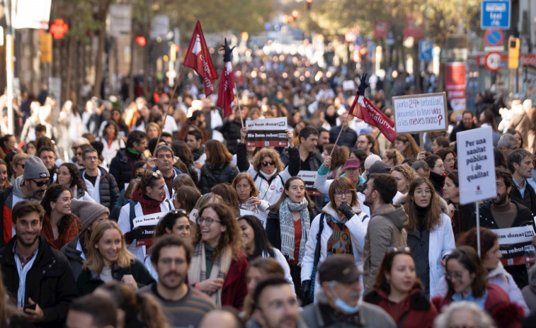 La sanidad catalana en pie de guerra: Metges de Catalunya convoca dos huelgas en Barcelona