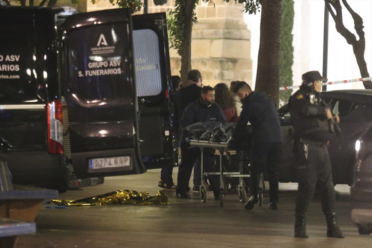 EuropaPress 4946924 momento levantamiento cadaver sacristan parte servicios funerarios 25 enero