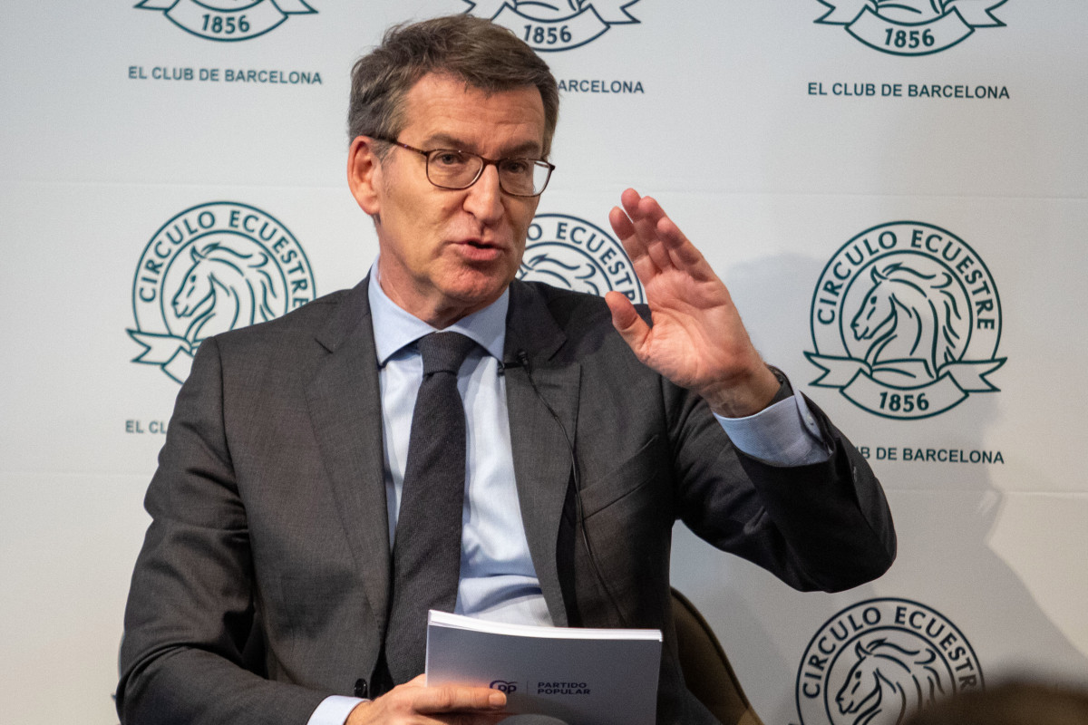 El presidente del Partido Popular, Alberto N&uacute;&ntilde;ez Feij&oacute;o, interviene en un coloquio, a 26 de enero de 2023, en Barcelona, Catalu&ntilde;a (Espa&ntilde;a). Feij&oacute;o ha explicado hoy su proyecto en un encuentro organizado por el C&iacute;rculo Ecuestre. El jefe de la oposici&oacute;n ha