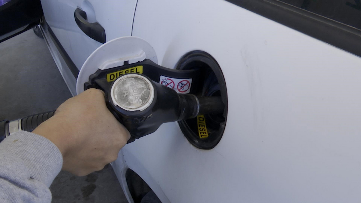 Archivo - Persona repostando en una gasolinera