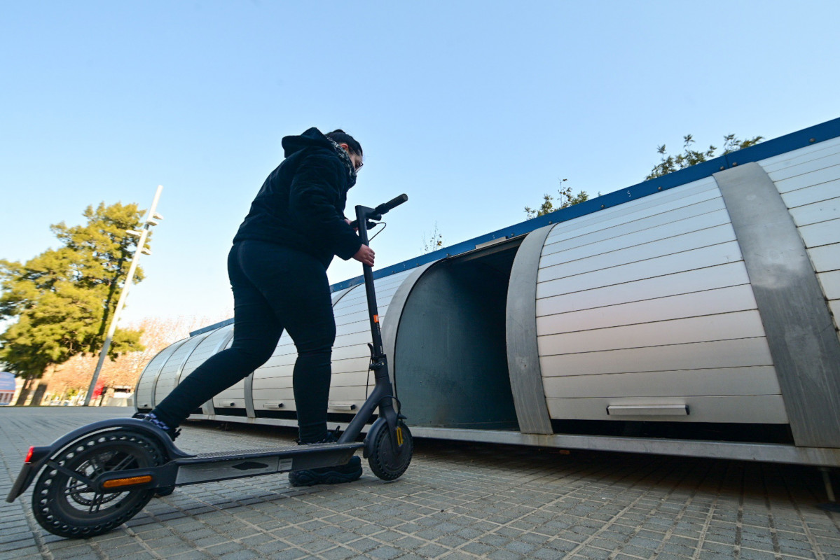 Una usuaria de uno de los módulos Bicibiox, el servicio metropolitano de aparcamiento gratuito de bicicletas