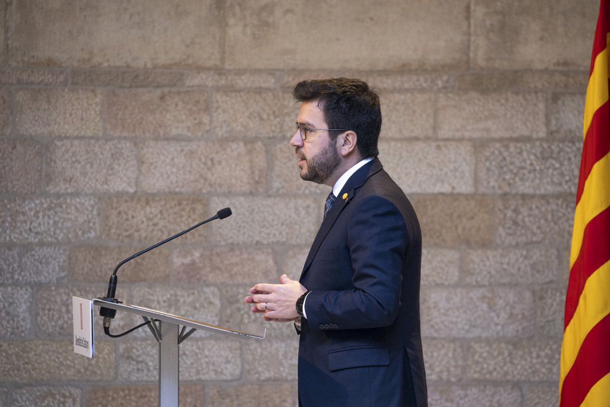 El presidente de la Generalitat, Pere Aragonès, durante una rueda de prensa para valorar el acuerdo de los Presupuestos catalanes para 2023, en la Galeria Gòtica del Palau de la Generalitat, a 2 de febrero de 2023, en Madrid (España). Durante la rueda de