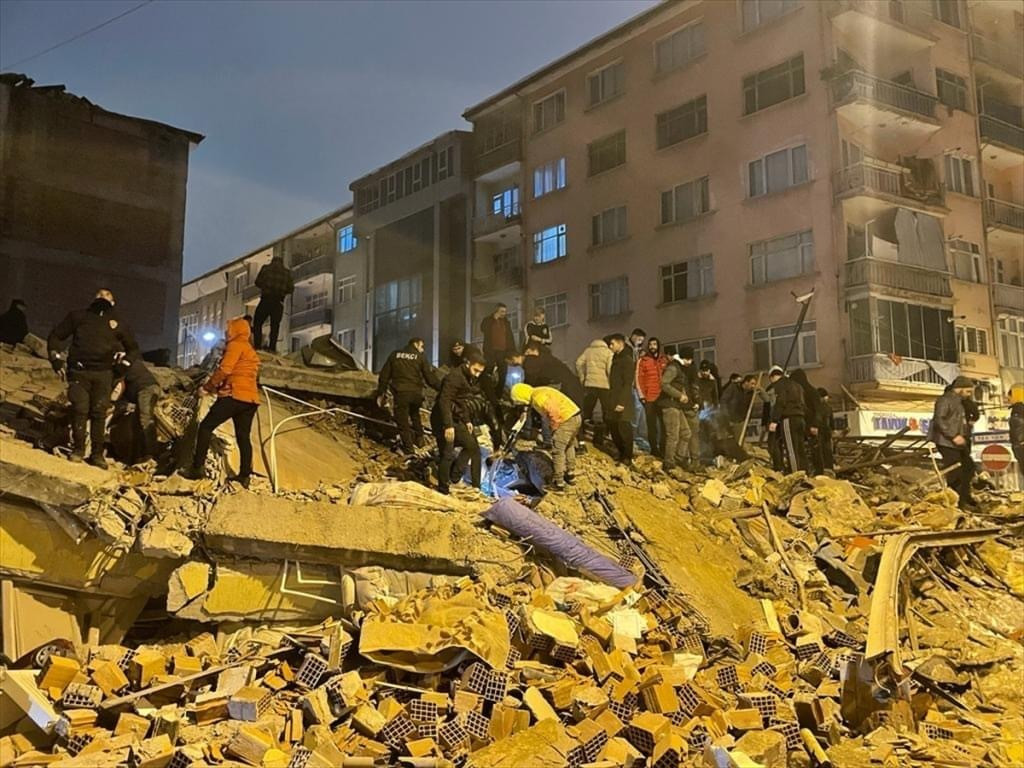 EuropaPress 4969068 grupo personas busca posibles victimas turquia terremoto magnitud 74 escala