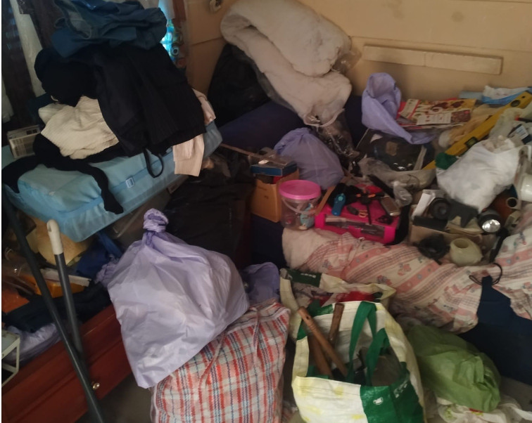 Rescatan a un bebé de 13 meses que vivía entre basuras con su madre en Málaga